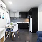 H2M Pasaje Dos Santos Smarttv, Oven, Parking Or